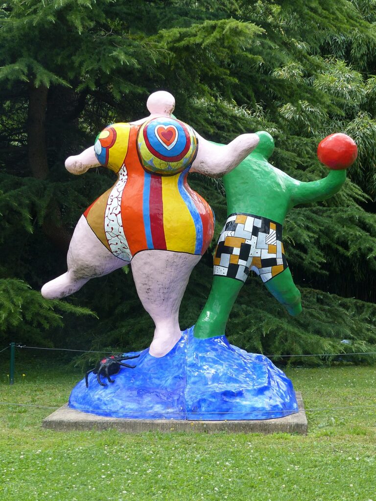 Sculptures Niki de St Phalle les baigneurs